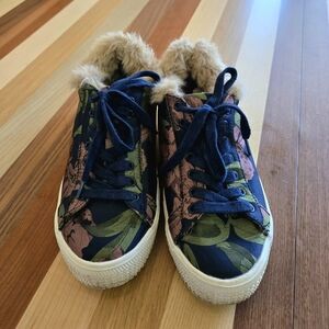 Steve Madden Womens Jordy Floral Sneakers with Faux Fur. Size 6